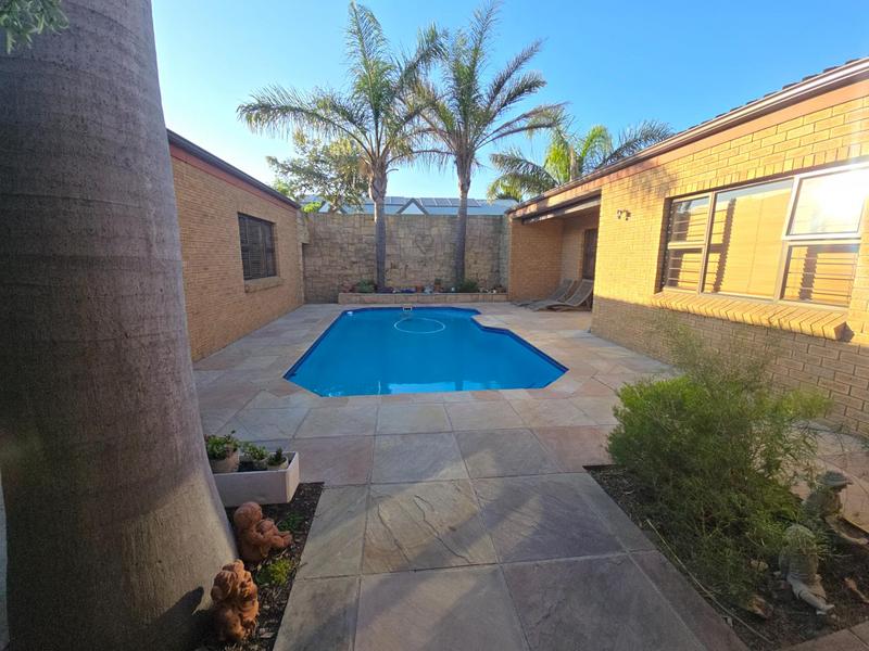 To Let 5 Bedroom Property for Rent in Goedehoop Western Cape